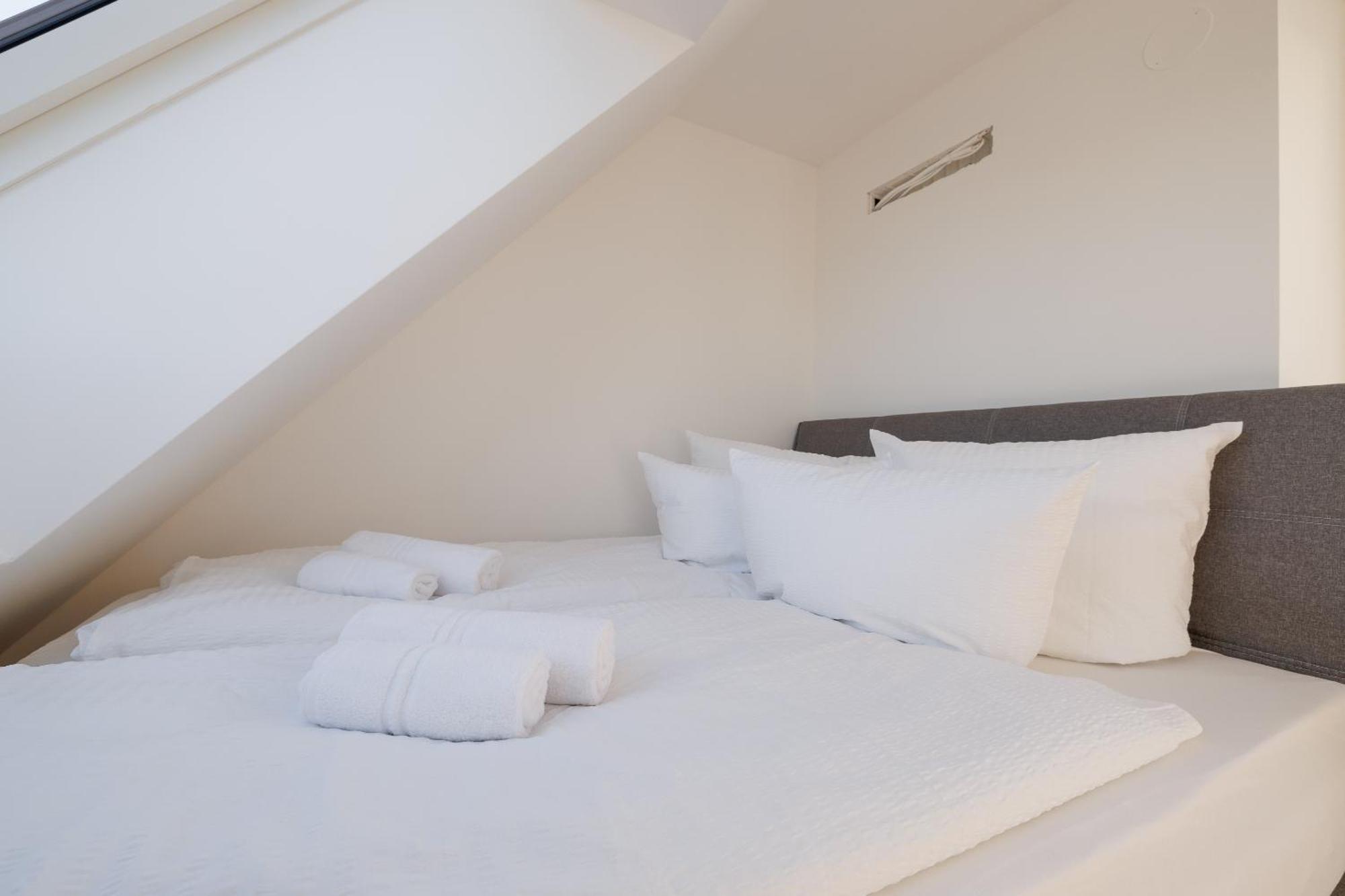 Symphony Apartments 40 - Modern Loft With Terrace And Grill In Central Location Wenen Buitenkant foto