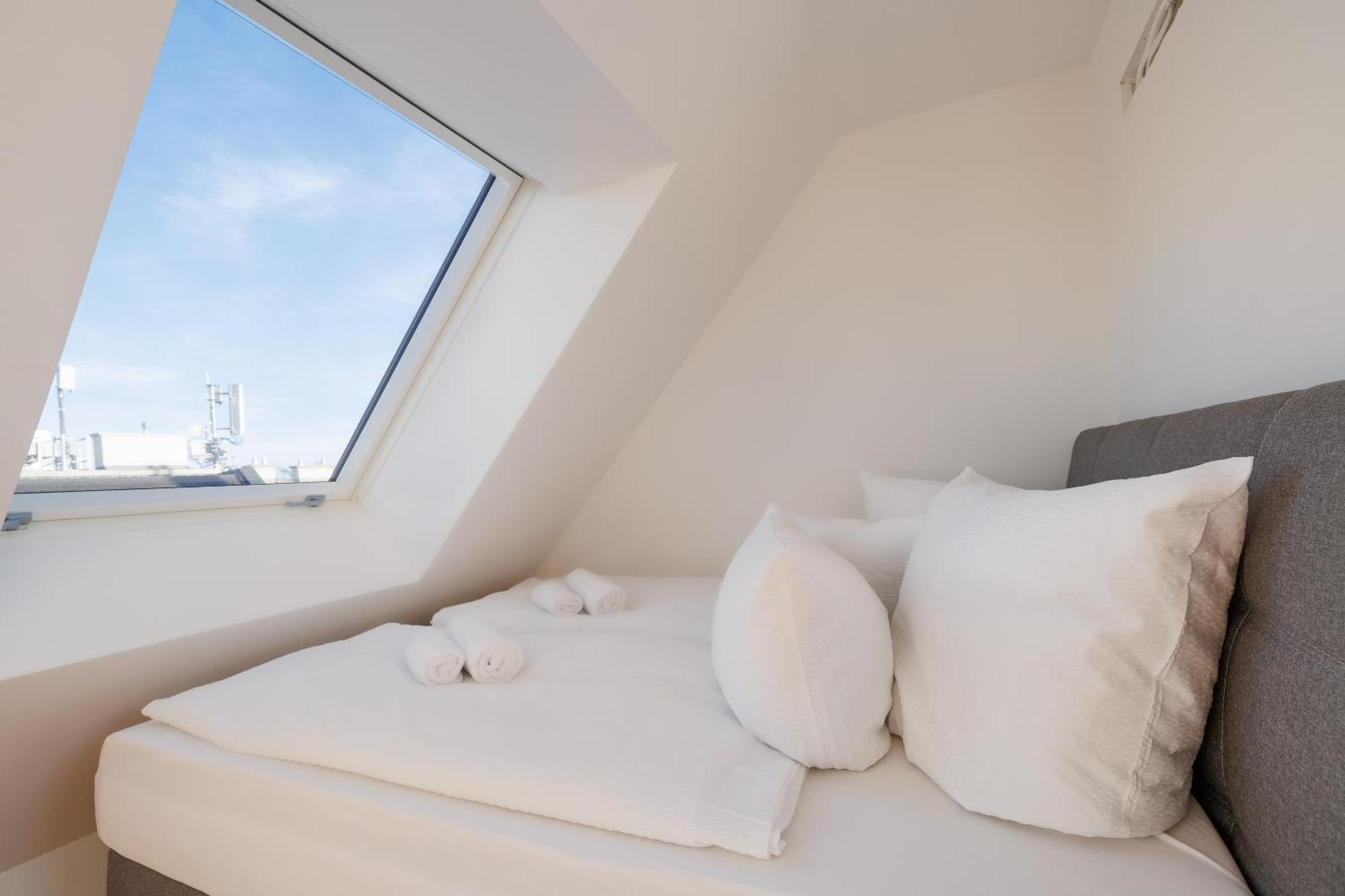 Symphony Apartments 40 - Modern Loft With Terrace And Grill In Central Location Wenen Buitenkant foto