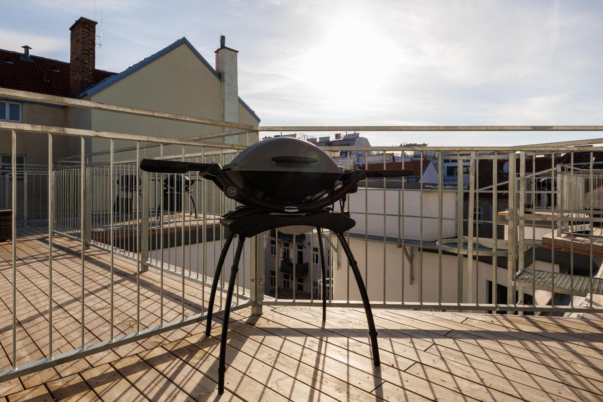 Symphony Apartments 40 - Modern Loft With Terrace And Grill In Central Location Wenen Buitenkant foto