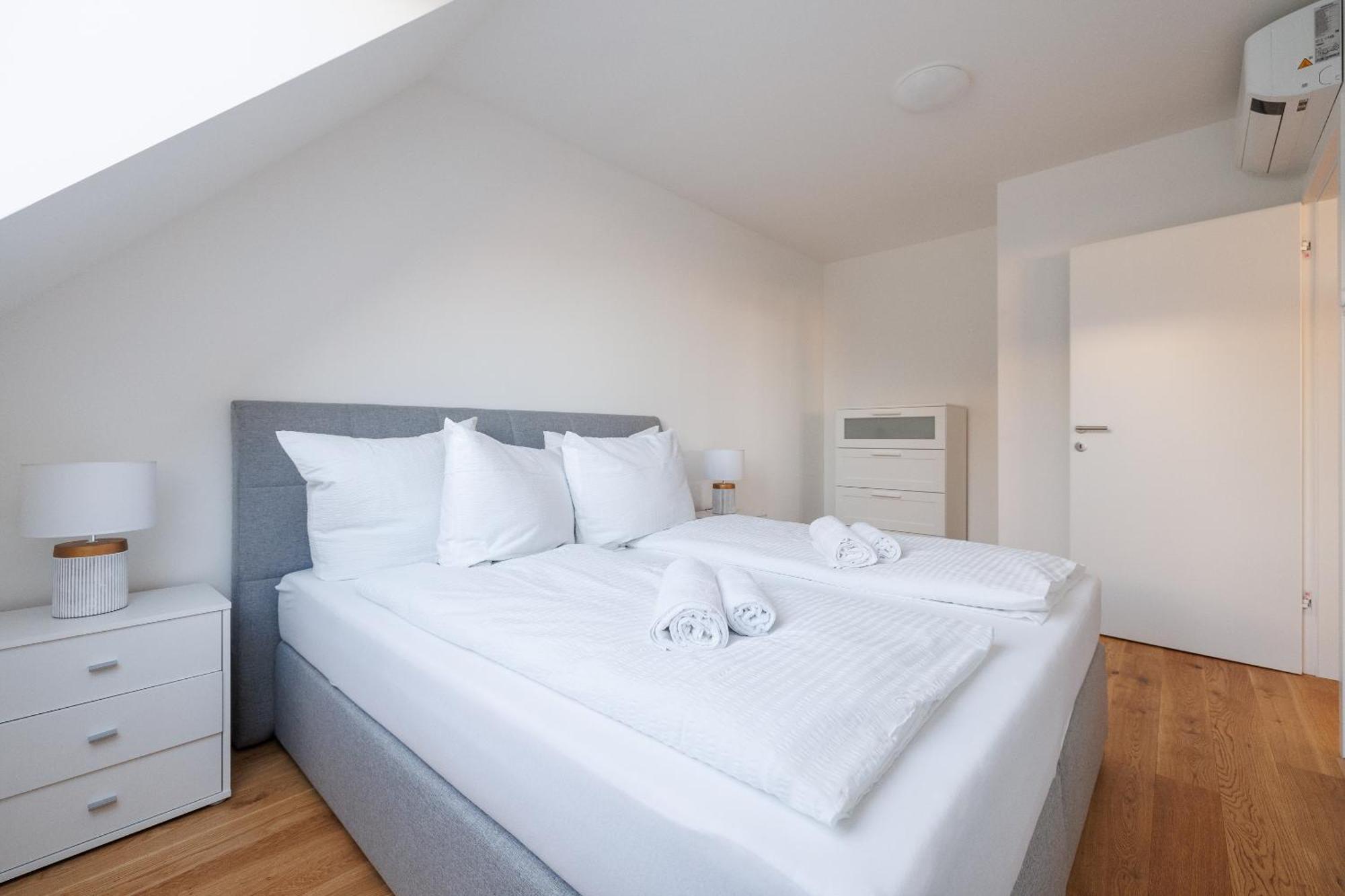 Symphony Apartments 40 - Modern Loft With Terrace And Grill In Central Location Wenen Buitenkant foto