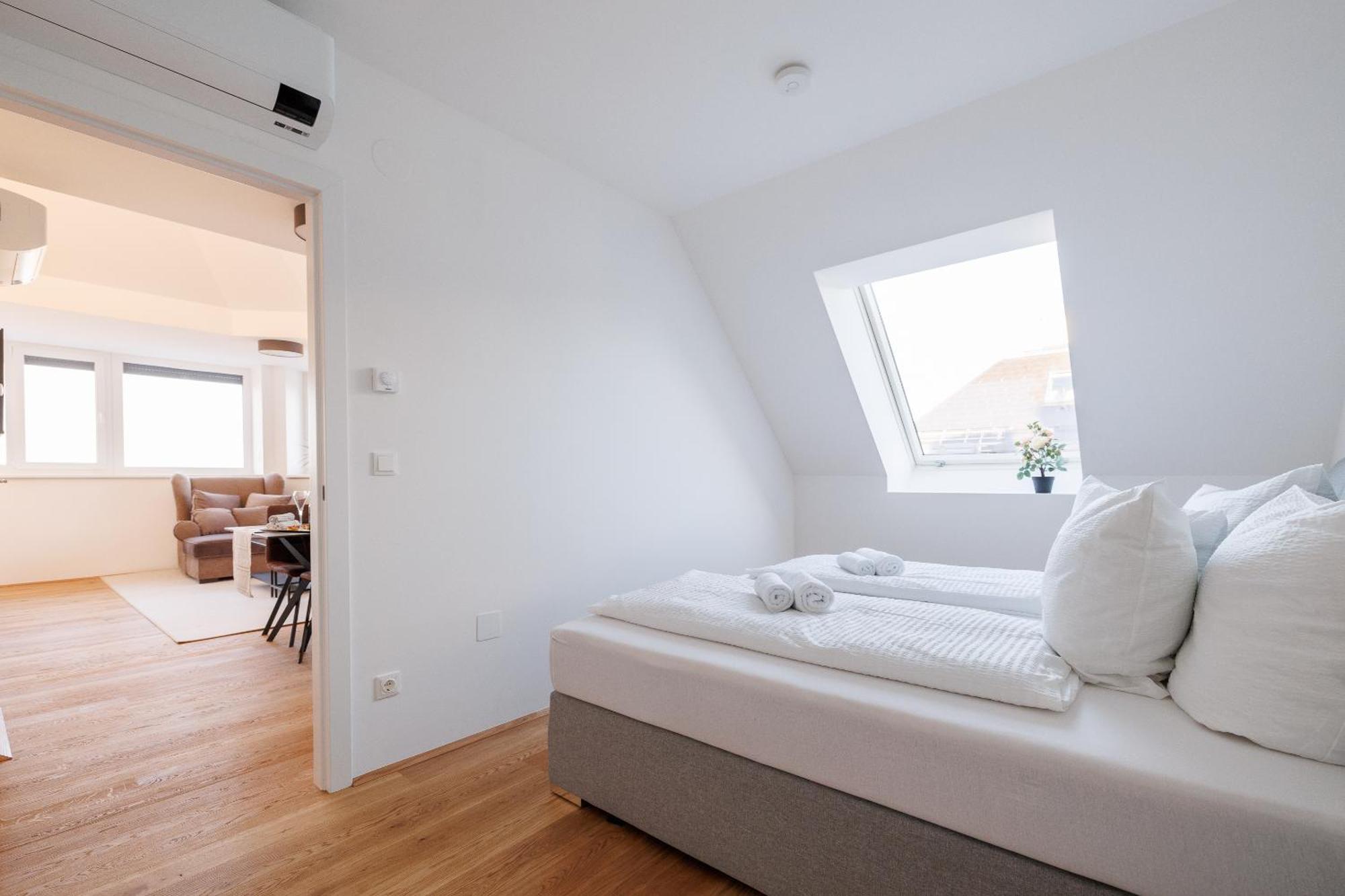 Symphony Apartments 40 - Modern Loft With Terrace And Grill In Central Location Wenen Buitenkant foto