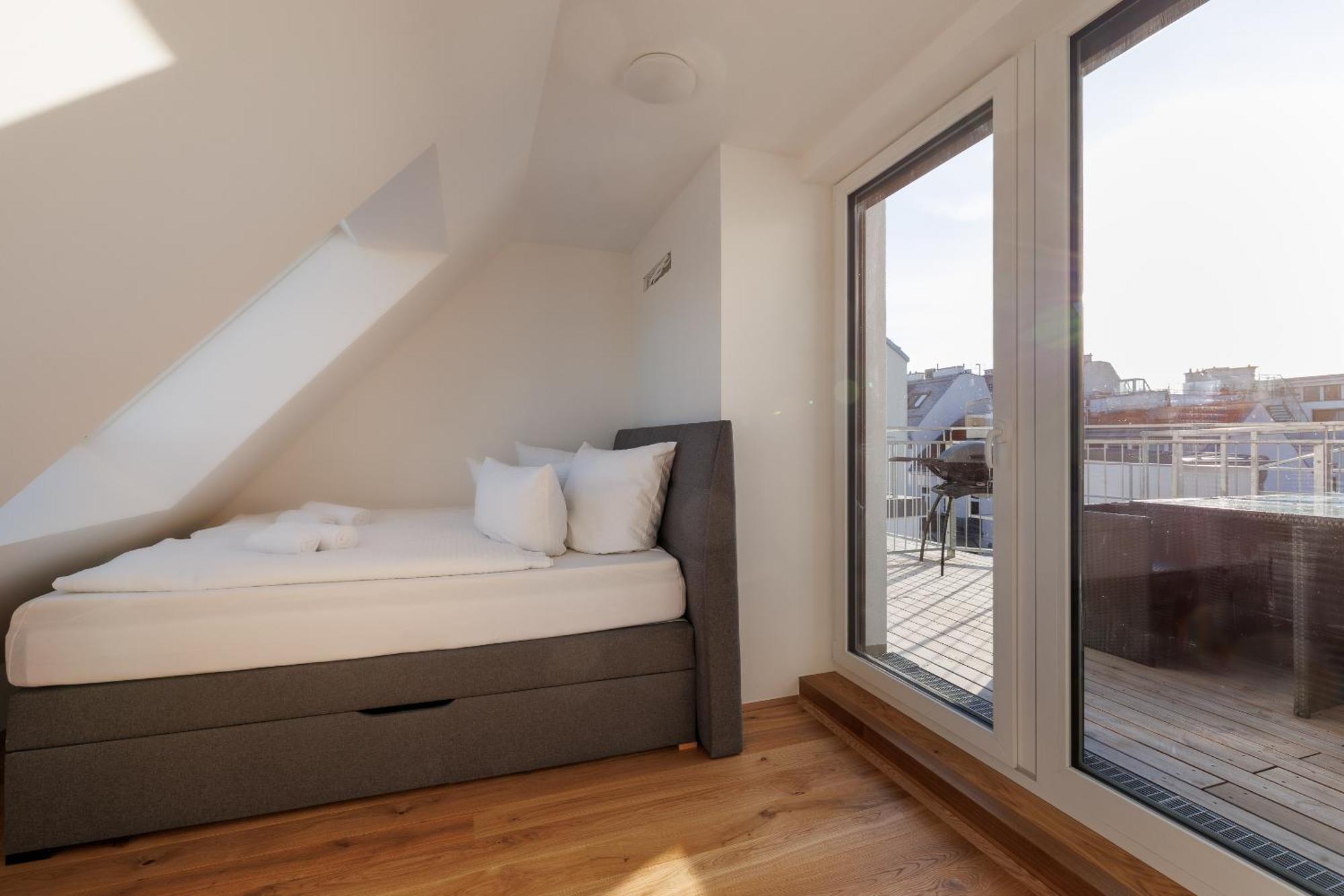 Symphony Apartments 40 - Modern Loft With Terrace And Grill In Central Location Wenen Buitenkant foto
